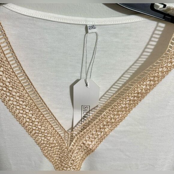 Woman’s Lace Trimmed Top. Size: 2XL - Picture 3 of 3
